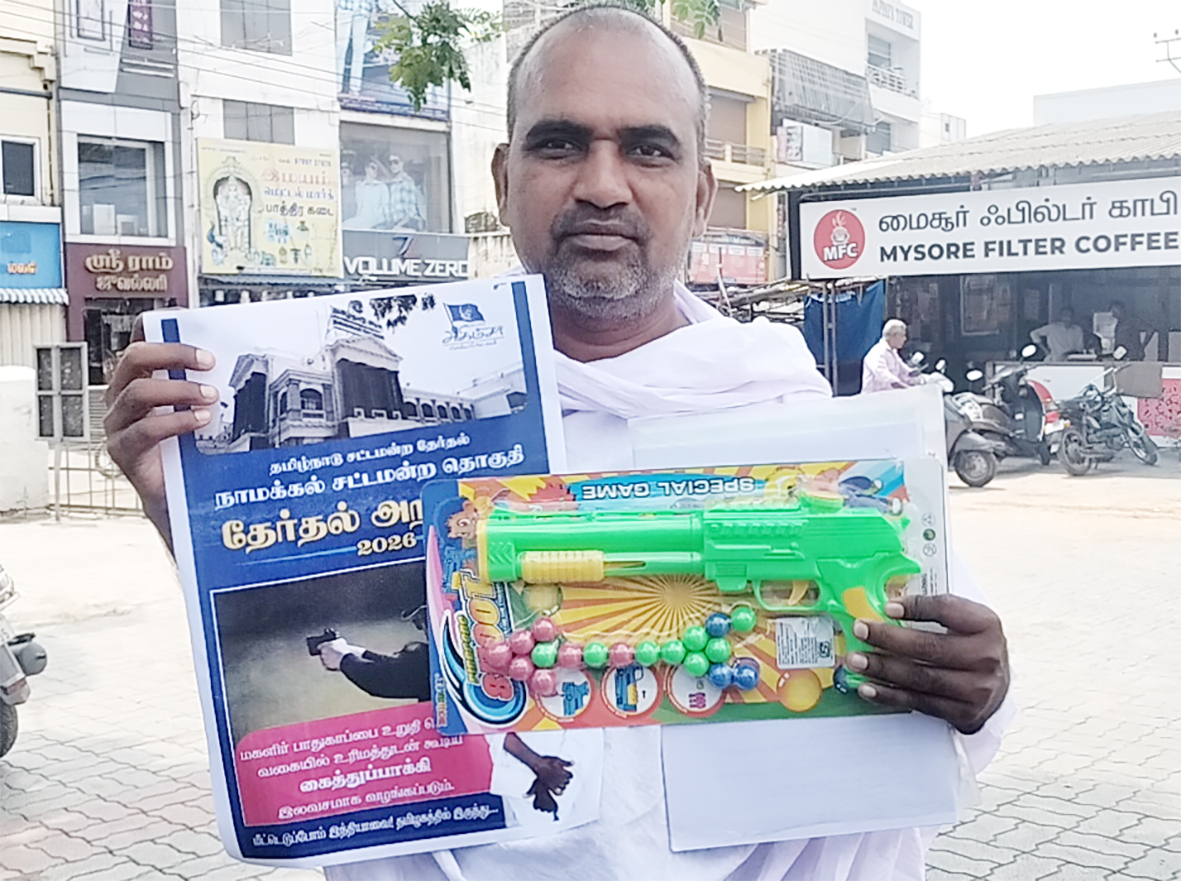 பொம்மை துப்பாக்கியுடன் வாக்குசேகரிப்பு!