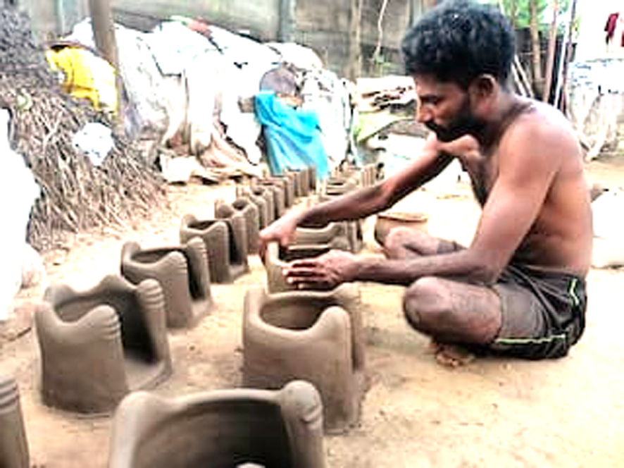 மண் அடுப்புகள் தயாரிக்கும் பணியில் தொழிலாளர்கள் ஆர்வம்