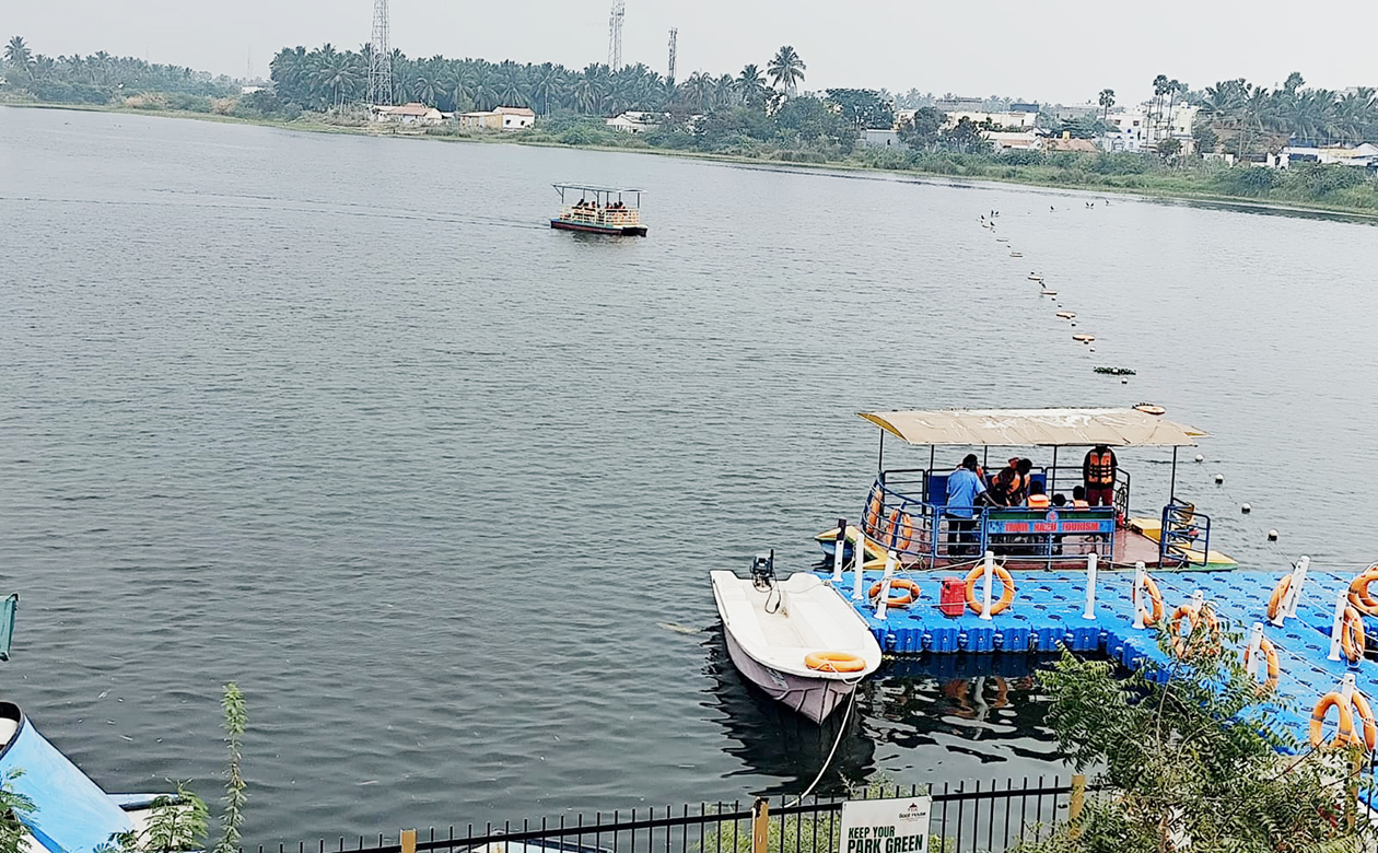 ஆண்டிபாளையம் படகு இல்லத்தில் குளத்தை சுற்றி தடுப்பு வேலி அமைக்க வலியுறுத்தல்