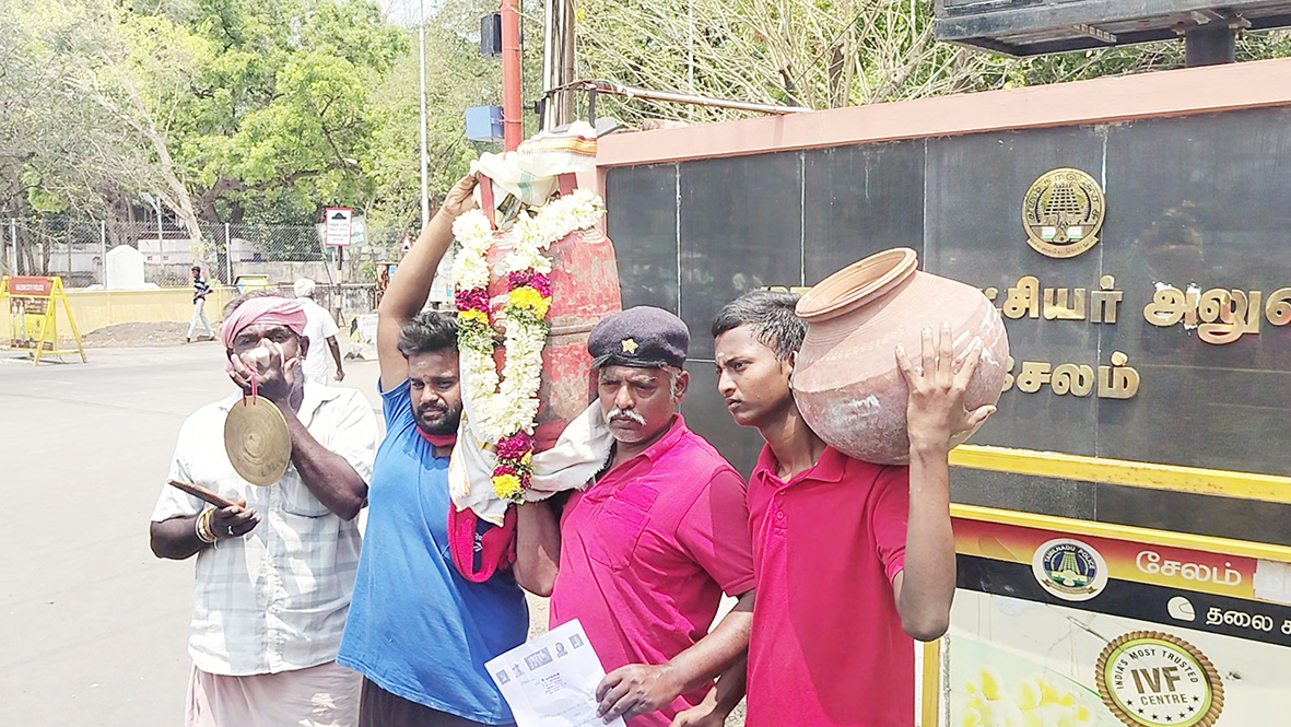 சங்கு ஊதி சிலிண்டருடன் மனு