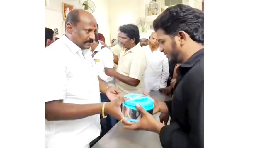 பரிசு கொடுத்த தவெக நிர்வாகி மீது வழக்கு பதிவு
