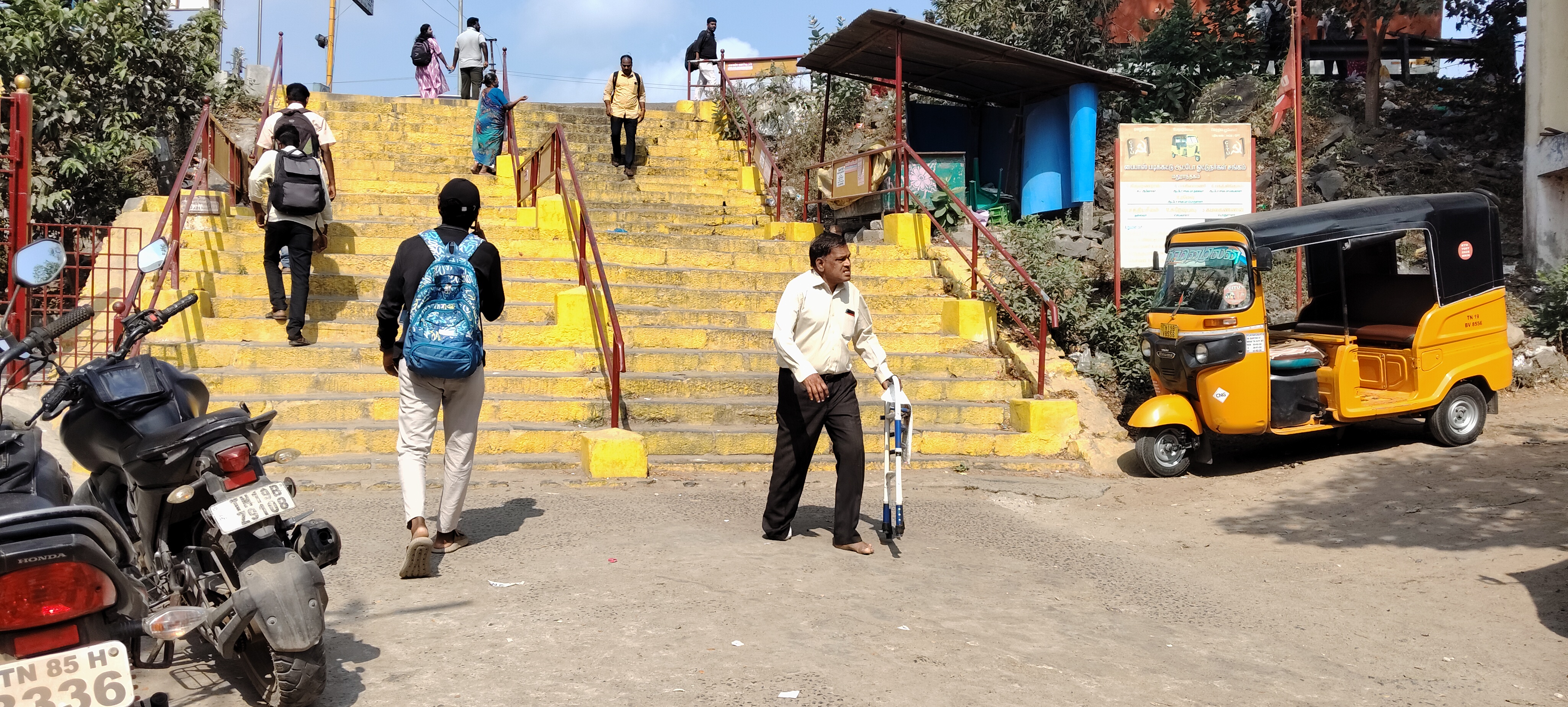 மதுராந்தகம் பேருந்து நிறுத்தத்தில் சாய்தளம் அமைக்கக் கோரிக்கை