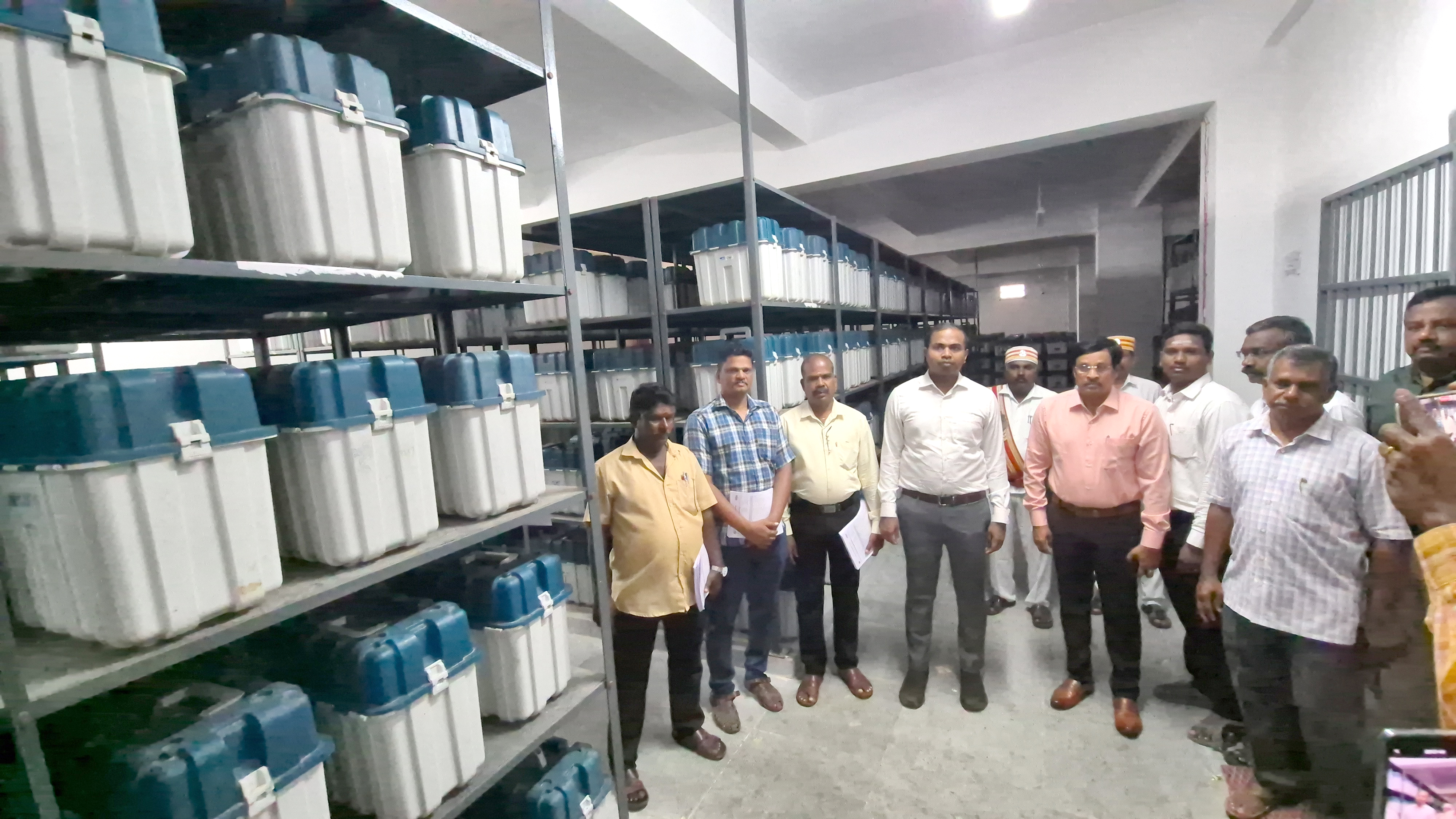 மின்னணு வாக்குப்பதிவு இயந்திரங்களைத் தொகுதி வாரியாகப் பிரித்து அனுப்பும் பணி