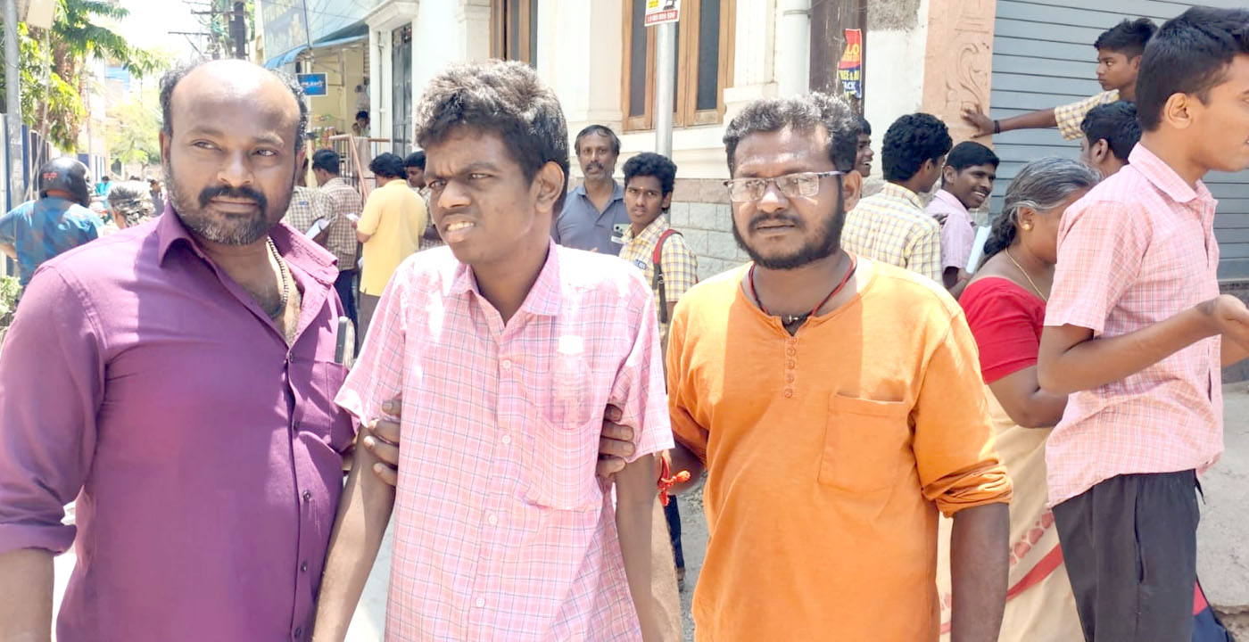 தந்தை உயிரிழந்த துயரத்திலும் தேர்வு எழுதிய மாற்றுத்திறனாளி மாணவர்