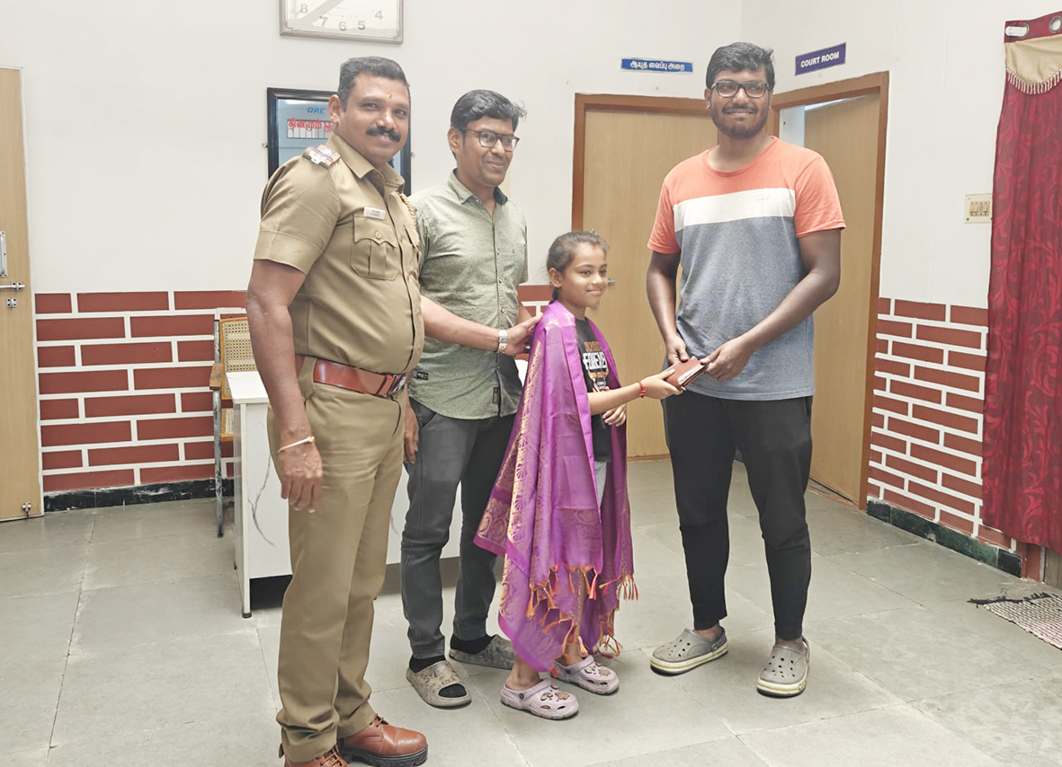 பணத்தை ஒப்படைத்த சிறுமிக்கு பாராட்டு