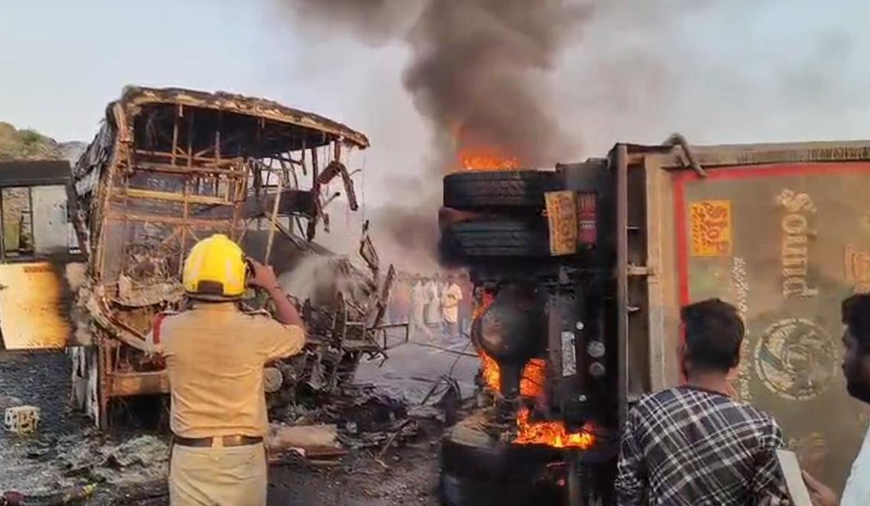 ஆந்திரா சொகுசு பேருந்து தீ விபத்து - 13 பேர் உயிரிழப்பு