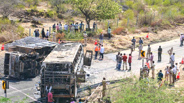 ஆந்திராவில் கோர விபத்து பேருந்து - லாரி மோதல் : 13 பேர் பலி