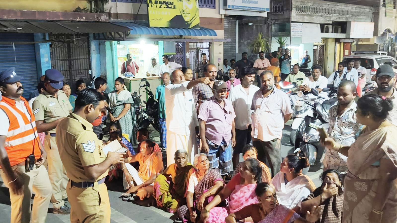 ஆக்கிரமிப்புக்கு எதிரான சாலை மறியல்
