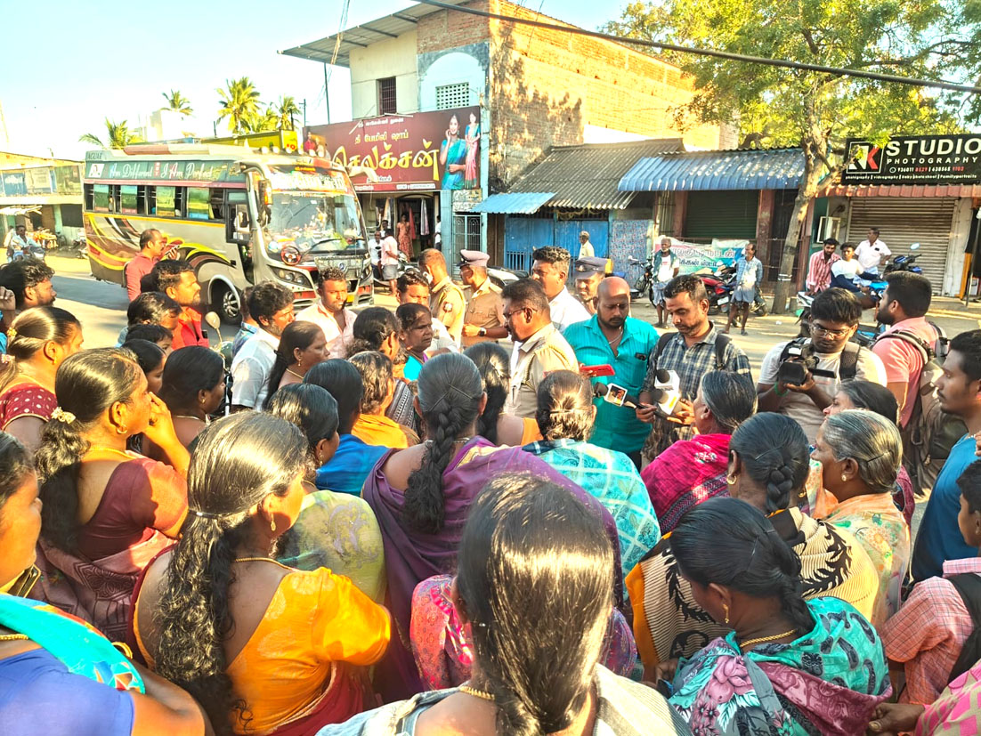 இலங்கை கடற்படையினரால் 7 மீனவர்கள் கைது விடுவிக்கக்கோரி மீனவர்களின் உறவினர்கள் தங்கச்சிமடத்தில் சாலை மறியல்