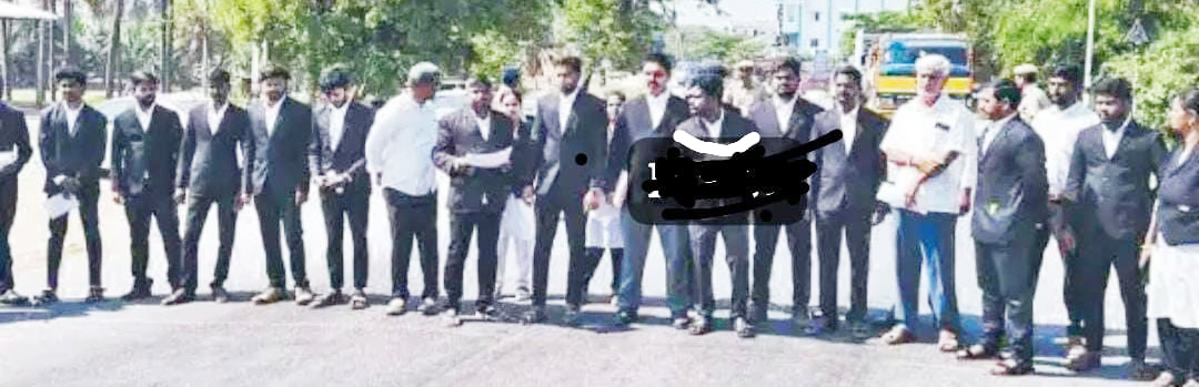 போச்சம்பள்ளி நீதிமன்றத்தில் வாக்குச்சாவடி அமைக்கக் கோரி வழக்கறிஞர்கள் சாலை மறியல்
