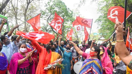 இடதுசாரிகளின் வளர்ச்சி முழக்கத்தைச் சிதைக்க முயலும் கேரள எதிர்க்கட்சிகள்