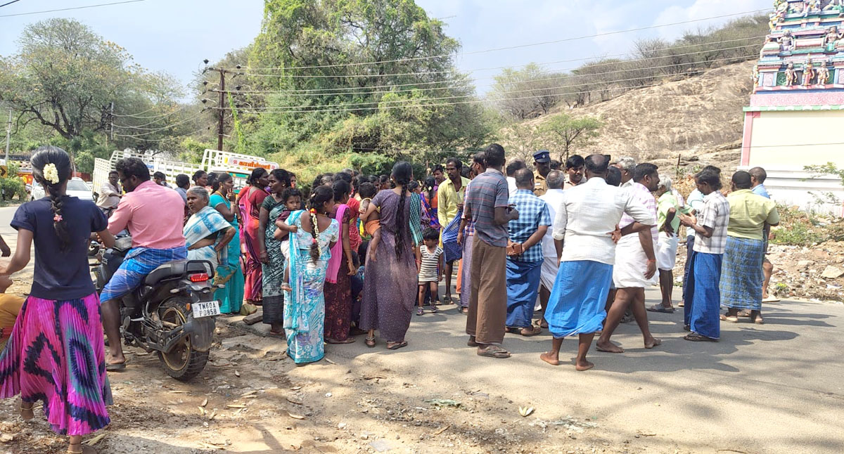 அன்னதானம் வழங்க தகர செட் அமைக்க அனுமதி வழங்க வேண்டும் பொதுமக்கள் சாலை மறியல்