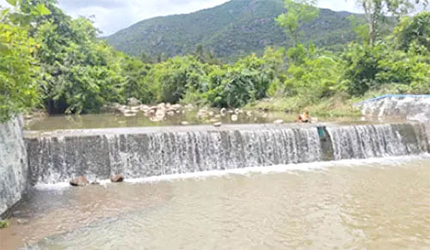 விவசாய நிலத்தில் சூரிய மின்வேலி அமைக்கும் வனத்துறை பிக்லி மலைவாழ் மக்கள் கடும் எதிர்ப்பு