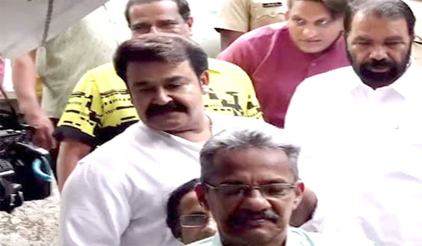 வி.சிவன் குட்டியுடன் மோகன் லால்