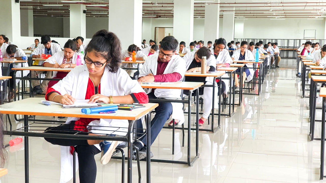 நீட் தேர்வுக்கான நுழைவுச் சீட்டு வெளியானது!