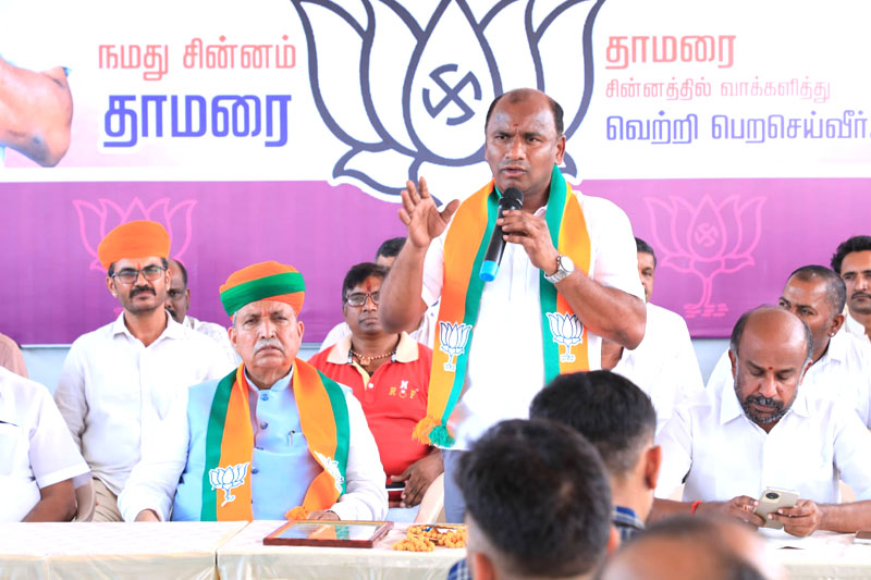 பள்ளிவாசல் முன்பு வாக்கு சேகரித்த பாஜக வேட்பாளர்!
