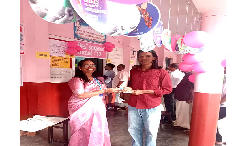 கேரளத்தில் முதல்முறை இளம் வாக்காளர்களுக்கு இனிப்பு