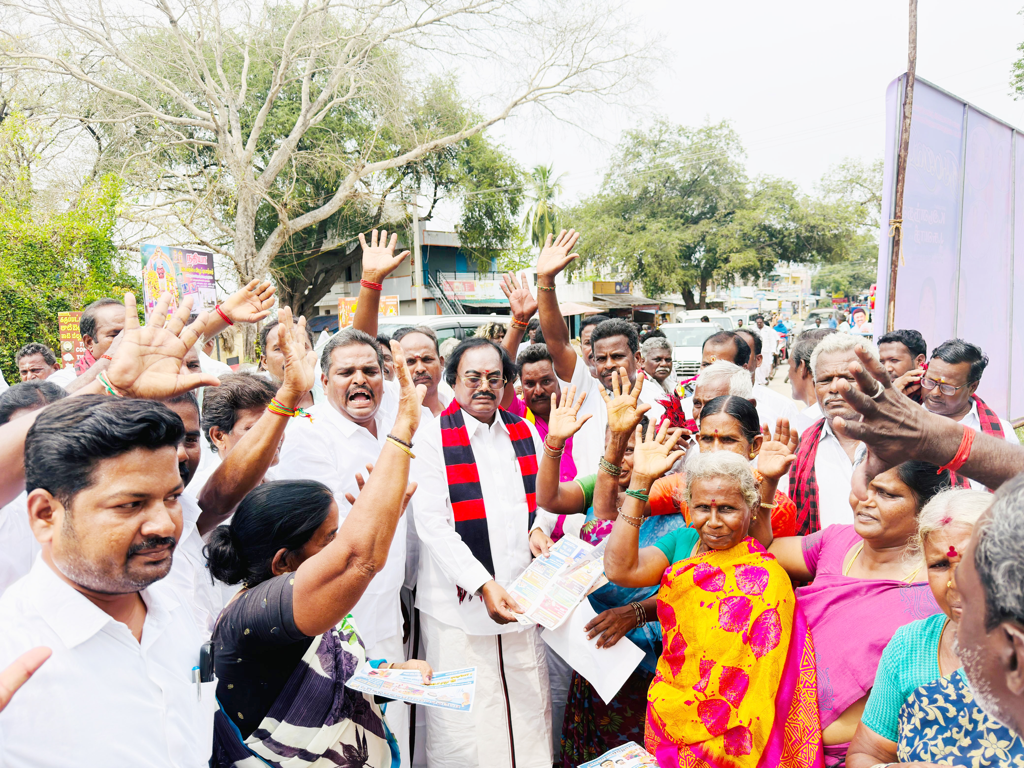 மக்களின் அடிப்படைத் தேவைகளை நிறைவேற்றிய எனக்கு வாக்களியுங்கள் கீழ்பெண்ணாத்தூரில் கு. பிச்சாண்டி வாக்கு சேகரிப்பு