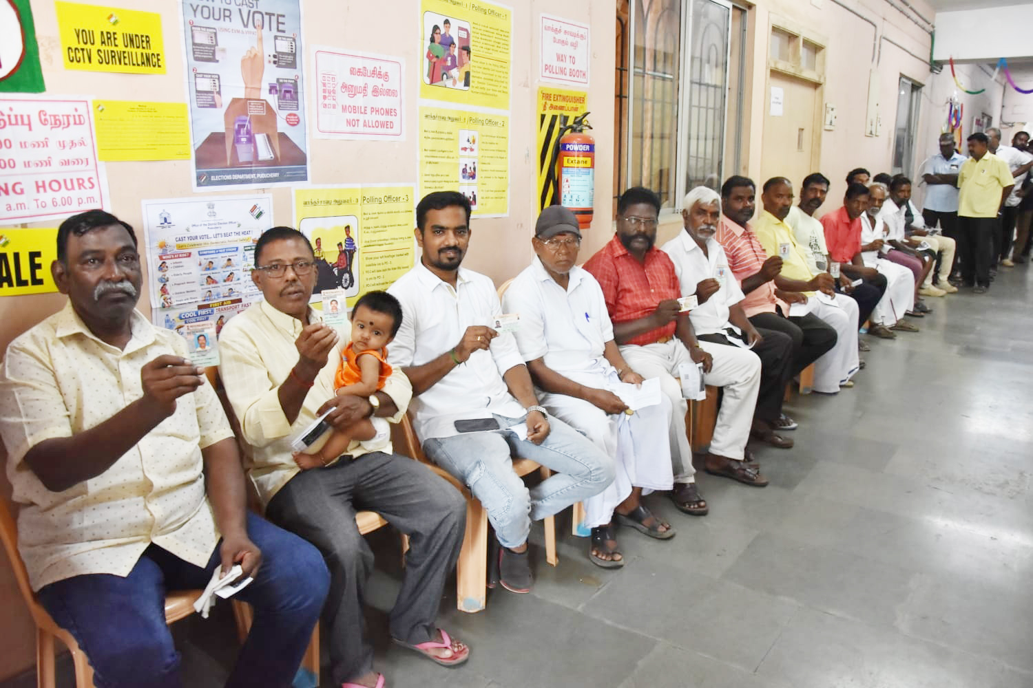 இயந்திரக் கோளாறுகளால் புதுச்சேரியின் பல இடங்களில் வாக்குப்பதிவு காலதாமதம்
