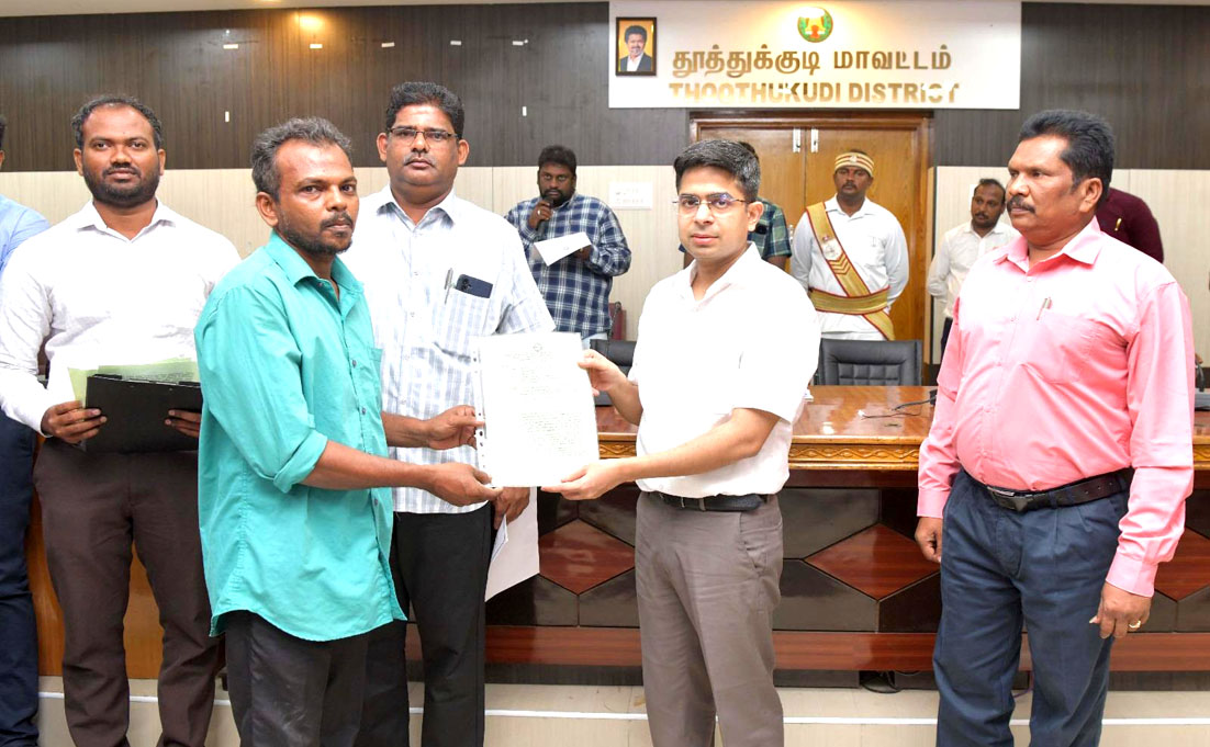குறைதீர் கூட்டத்தில் மாற்றுத்திறனாளிகளுக்கு ரூ.67.41 மதிப்பில் 7 குடியிருப்புகளை தூத்துக்குடிஆட்சியர் வழங்கினார்