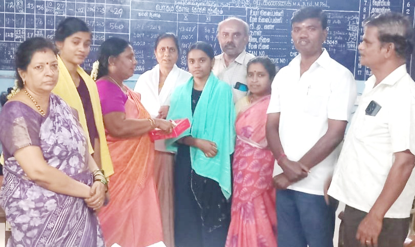 அரசு பள்ளியில் முதலிடம் பெற்ற மாணவிகளுக்கு சிதம்பரம் நகர் மன்ற துணைத் தலைவர் வாழ்த்து