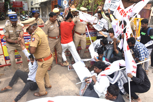 நீட் தேர்வு முறைகேட்டிற்கு கண்டனம் மதுரையில் மாணவர்கள் முற்றுகை போராட்டம்