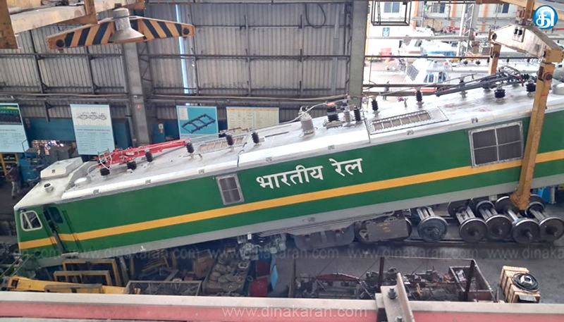 ரயில்வே பணிமனையில் கிரேன் உடைந்து 50 அடி உயரத்திலிருந்து விழுந்த ரயில் இன்ஜின்!