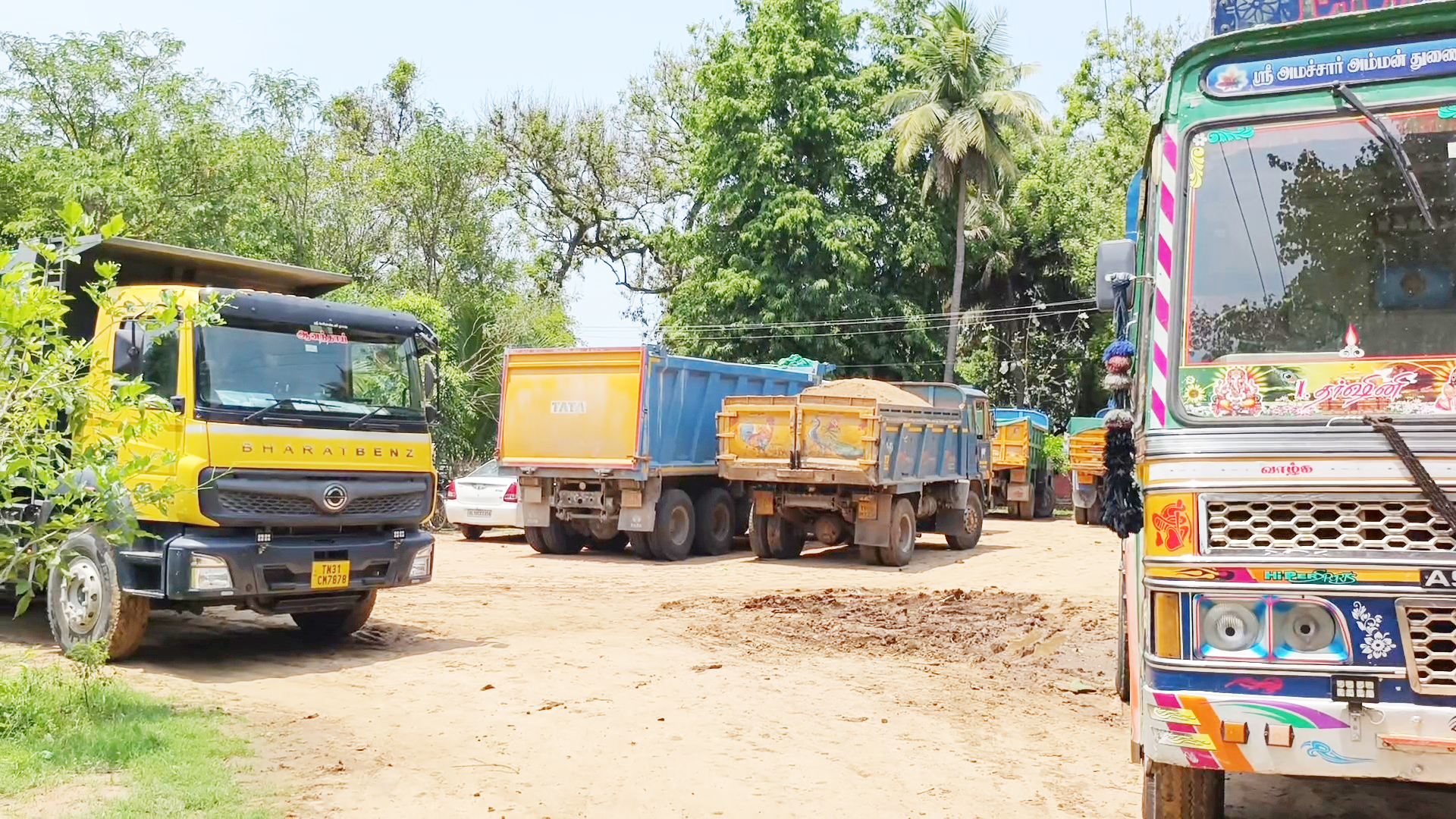 அதிகாரிகள் உதவியுடன் சட்டவிரோதமாக மணல் கடத்தி விற்பனை