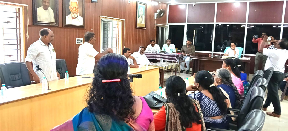 வளர்ச்சிப் பணிகளை செய்யவிடாமல் தடுக்கும் ஆணையாளர் குழித்துறை நகராட்சிக் கூட்டத்தில் சேர்மன்- கவுன்சிலர்கள் சரமாரி குற்றச்சாட்டு