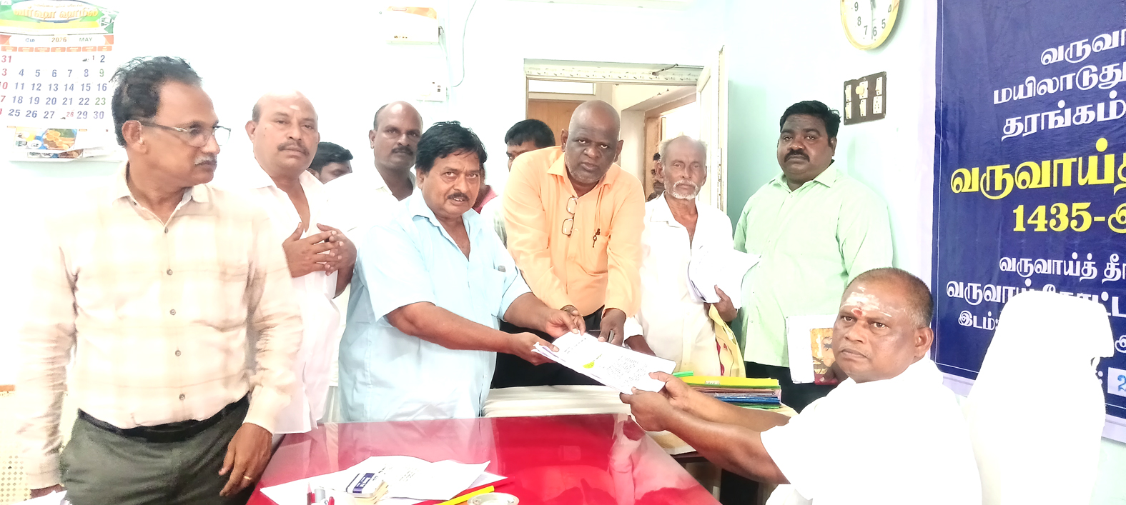 ஜமாபந்தி முகாமில் மனு அளித்த பொதுமக்கள்