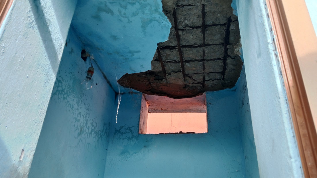 குழித்துறை : கட்டணக் கழிவறை மேற்கூரை பெயர்ந்து விழுந்தது