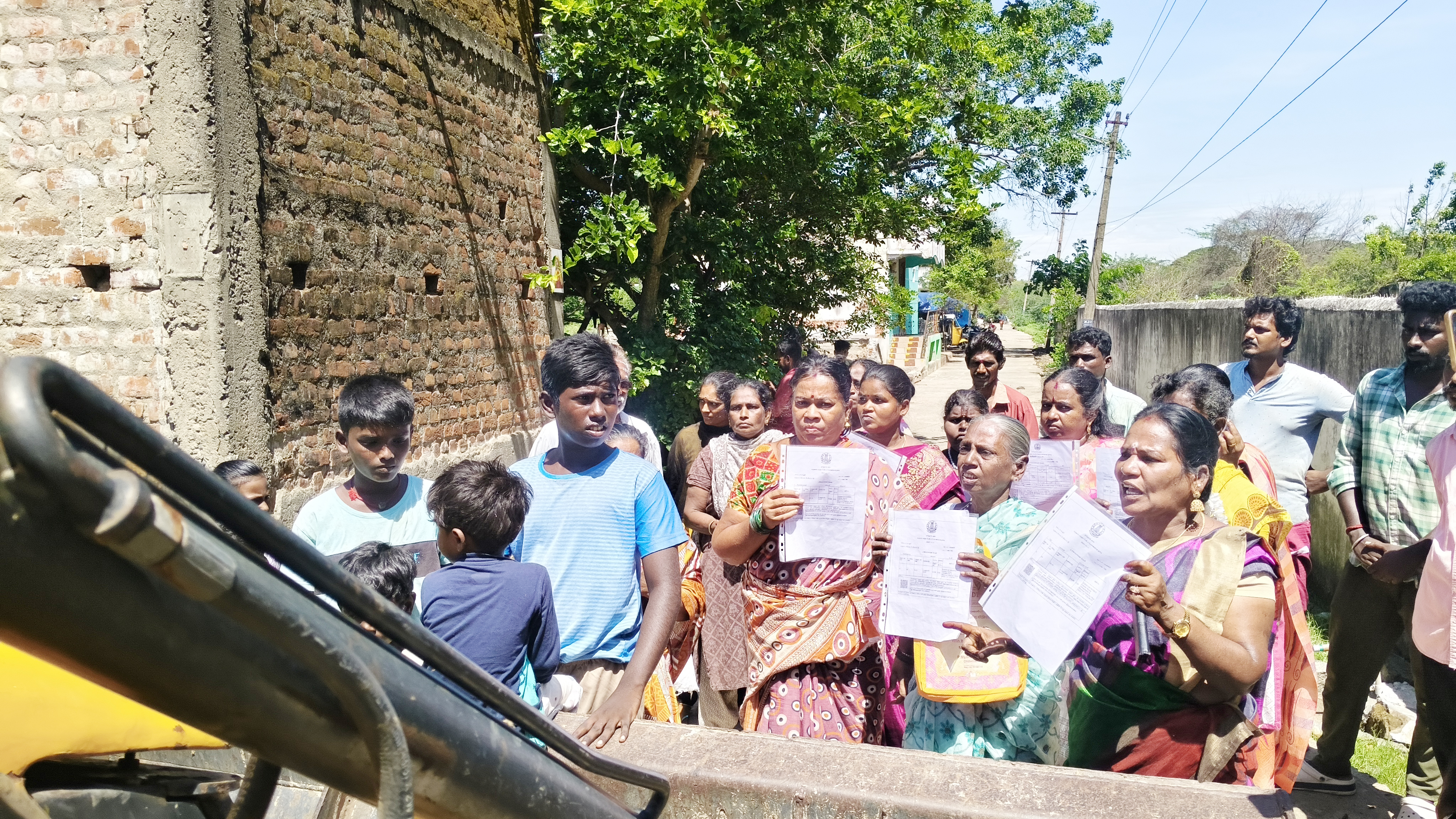 நீர்நிலை ஆக்கிரமிப்பு என்ற பெயரில் வீடுகளை இடிக்க பொதுமக்கள் எதிர்ப்பு