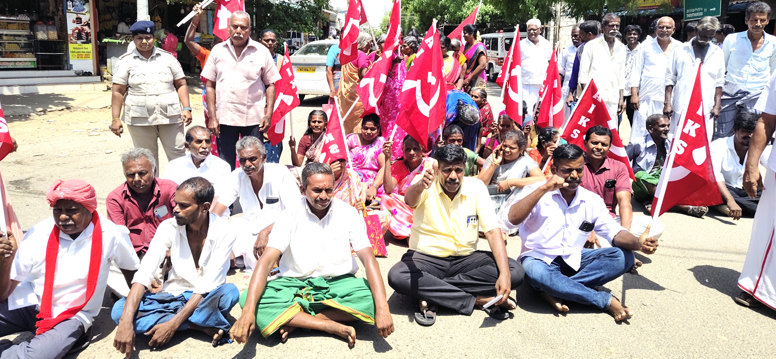 ஸ்ரீவைகுண்டம் வடகால் பாசனத்திற்கு தண்ணீர் கேட்டு மறியல்