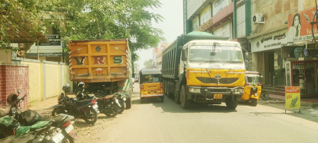 மதுராந்தகம் நகருக்குள் கனரக வாகனங்களால் கடும் போக்குவரத்து நெரிசல்: பொதுமக்கள் அவதி