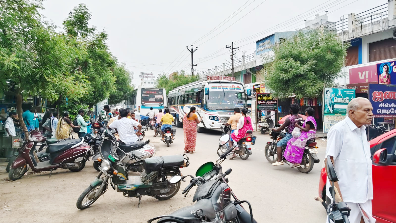 சின்னசேலம்-முங்கில்பாடி சாலையை விரைந்து அகலப்படுத்தக் கோரிக்கை