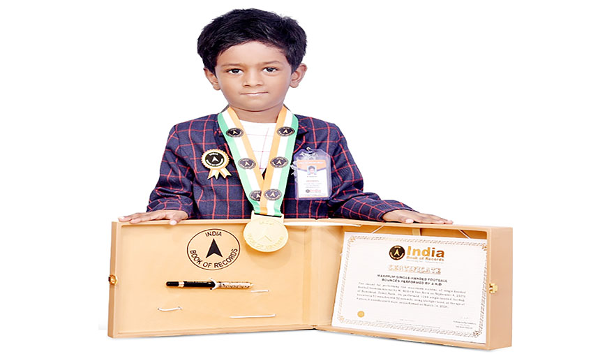 ஒற்றைக் கையில் அசத்தல் திறமை
