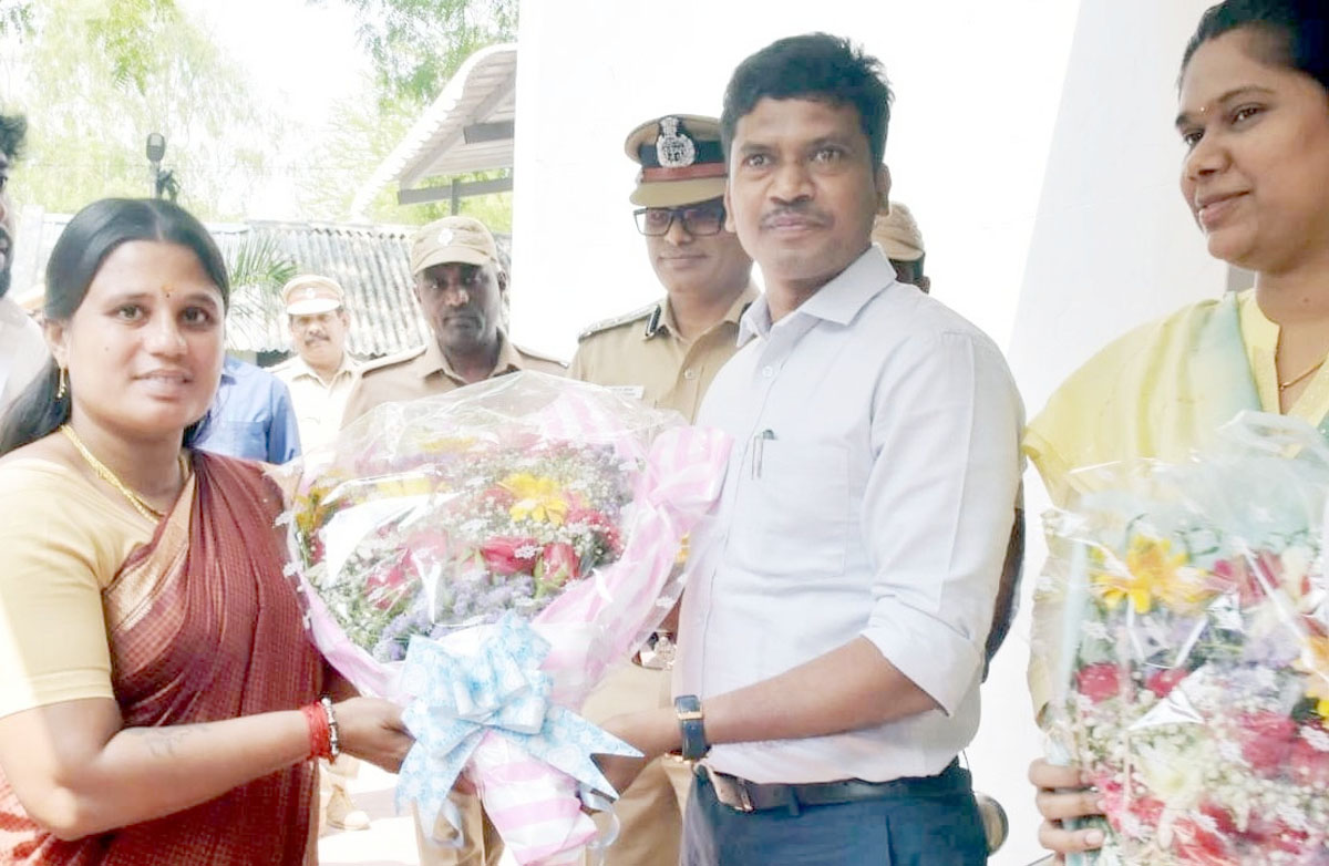சமூக நலத்துறை அமைச்சருக்கு மாவட்ட ஆட்சியர் வரவேற்பு