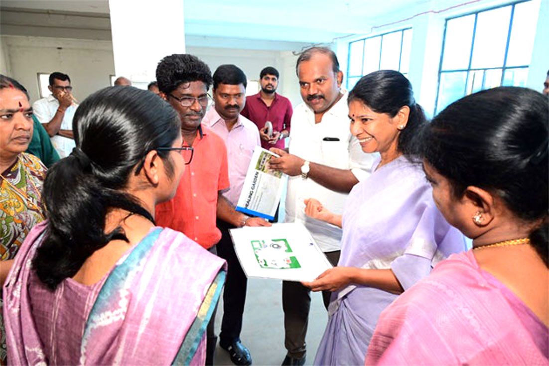 அண்ணா பேருந்து நிலையத்தில் கனிமொழி எம்பி திடீர் ஆய்வு ஆய்வு