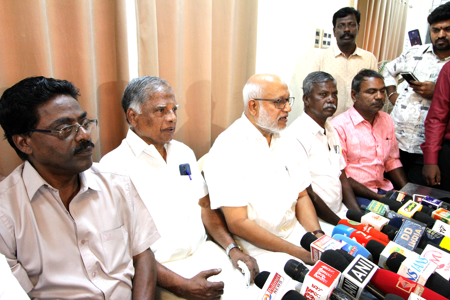 தனிப்பெரும் கட்சியை ஆட்சி அமைக்க அழைக்க வேண்டும்