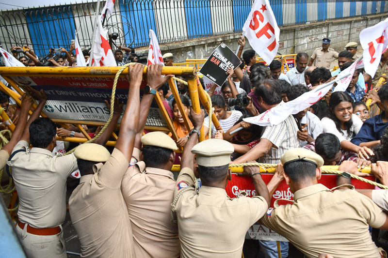 நீட் தேர்வை ரத்து செய்ய வேண்டும் சாஸ்திரி பவனை முற்றுகையிட்டு மாணவர்கள் போராட்டம் - கைது!