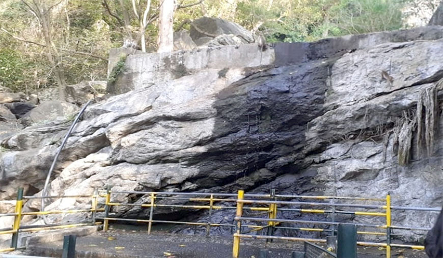 வறண்டது சுருளி, கும்பக்கரை அருவிகள் சுற்றுலா பயணிகள் ஏமாற்றம்