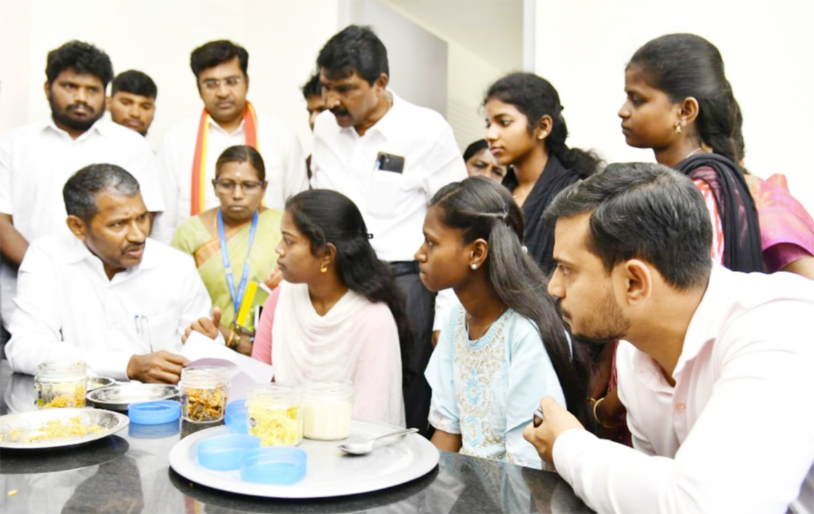 விடுதிகளில் தரமற்ற உணவு: அமைச்சர் எச்சரிக்கை