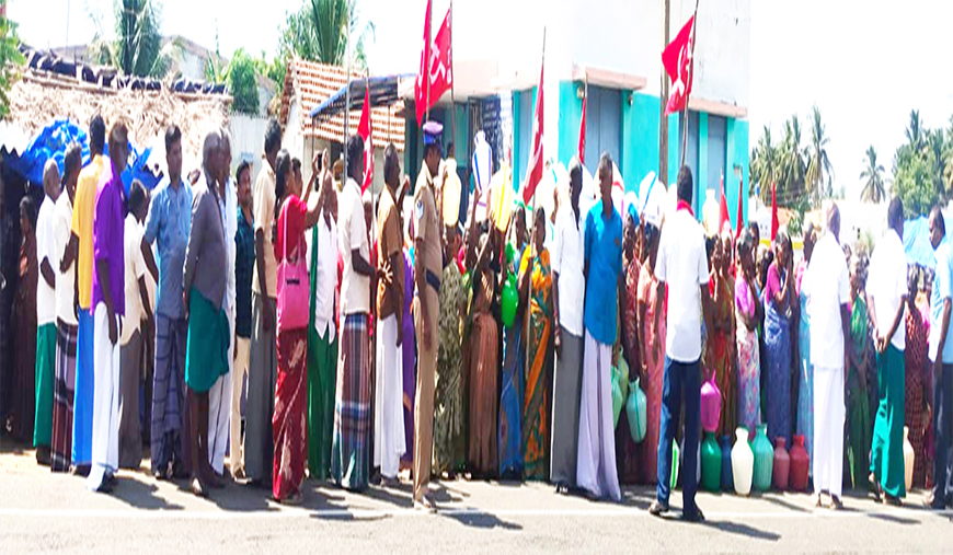 குடிநீர் வழங்கக் கோரி ஊராட்சி அலுவலகம் முற்றுகை