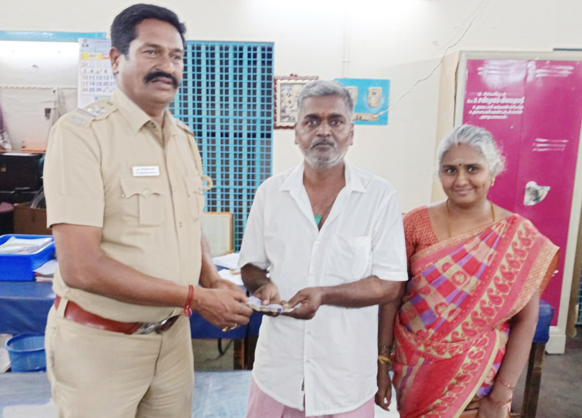 ஏ.டி.எம்.இல் விட்டுச் சென்ற பணத்தை காவல் நிலையத்தில் ஒப்படைத்த தொழிலாளி