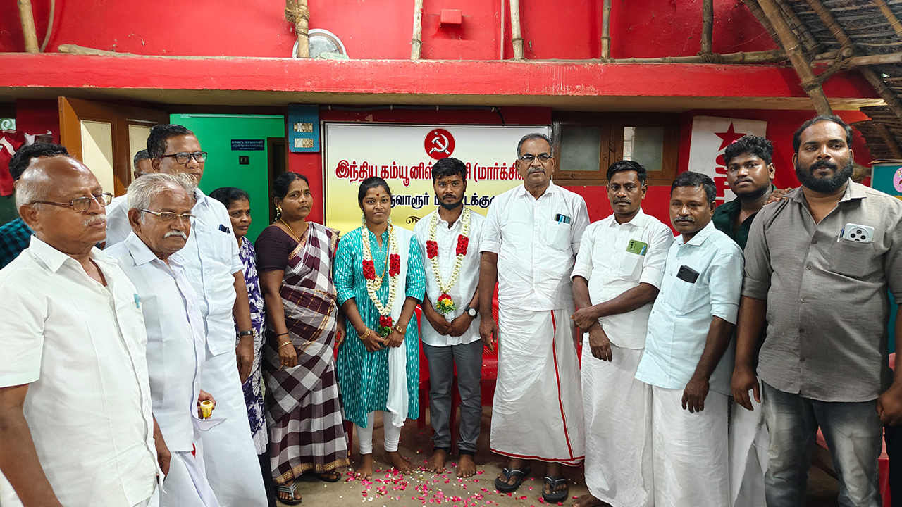 திருவாரூர்: மார்க்சிஸ்ட் கம்யூனிஸ்ட் கட்சி அலுவலகத்தில் சாதி மறுப்பு காதல் திருமணம்!
