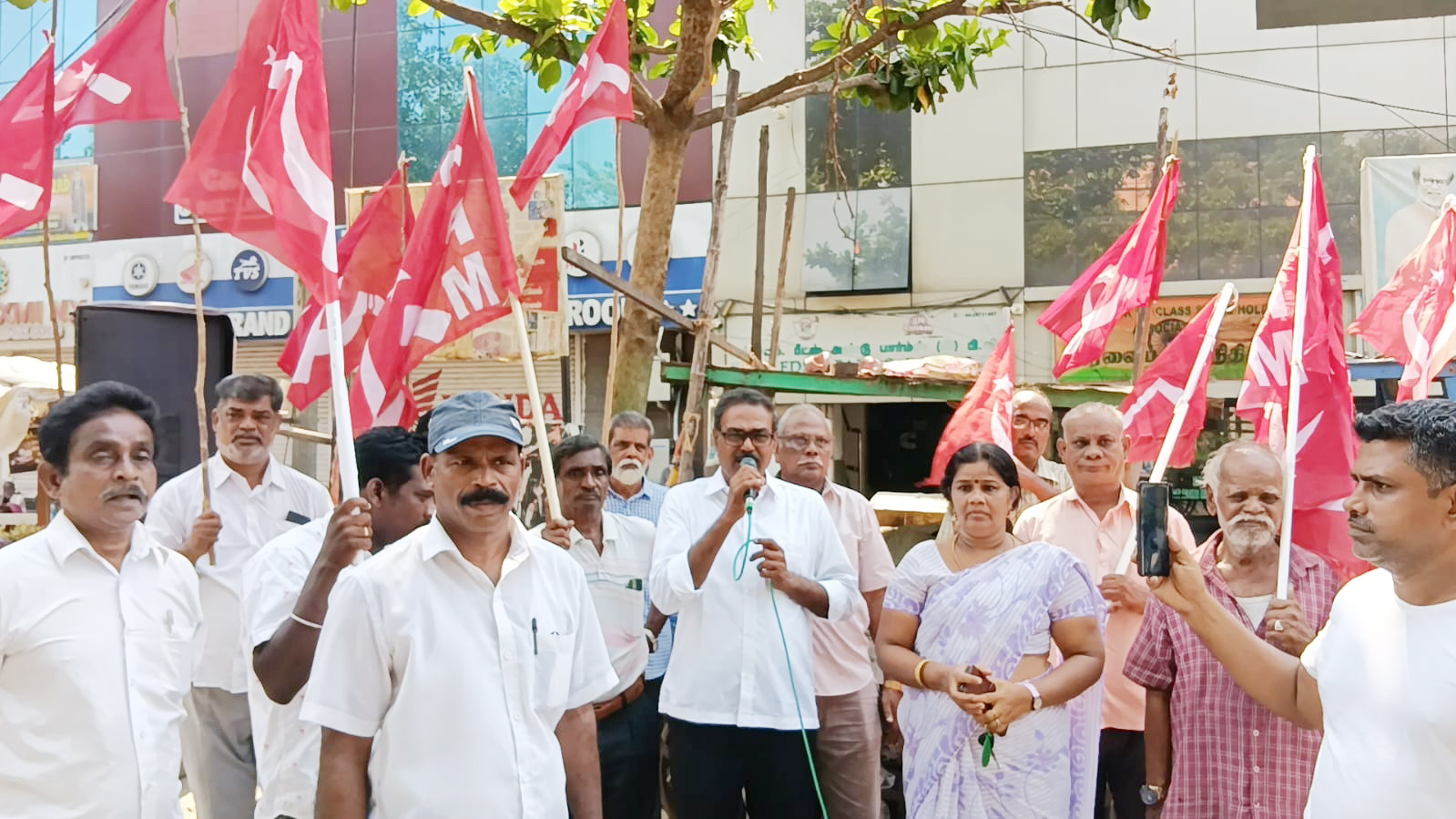 பெட்ரோலிய உயர்வை கண்டித்து பெரம்பூரில் ஆர்ப்பாட்டம்