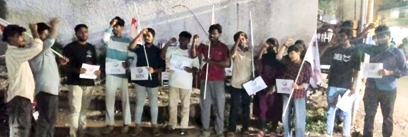 நீட் தேர்வு ரத்து விவகாரம் எஸ்எப்ஐ நகல் எரிப்பு போராட்டம்