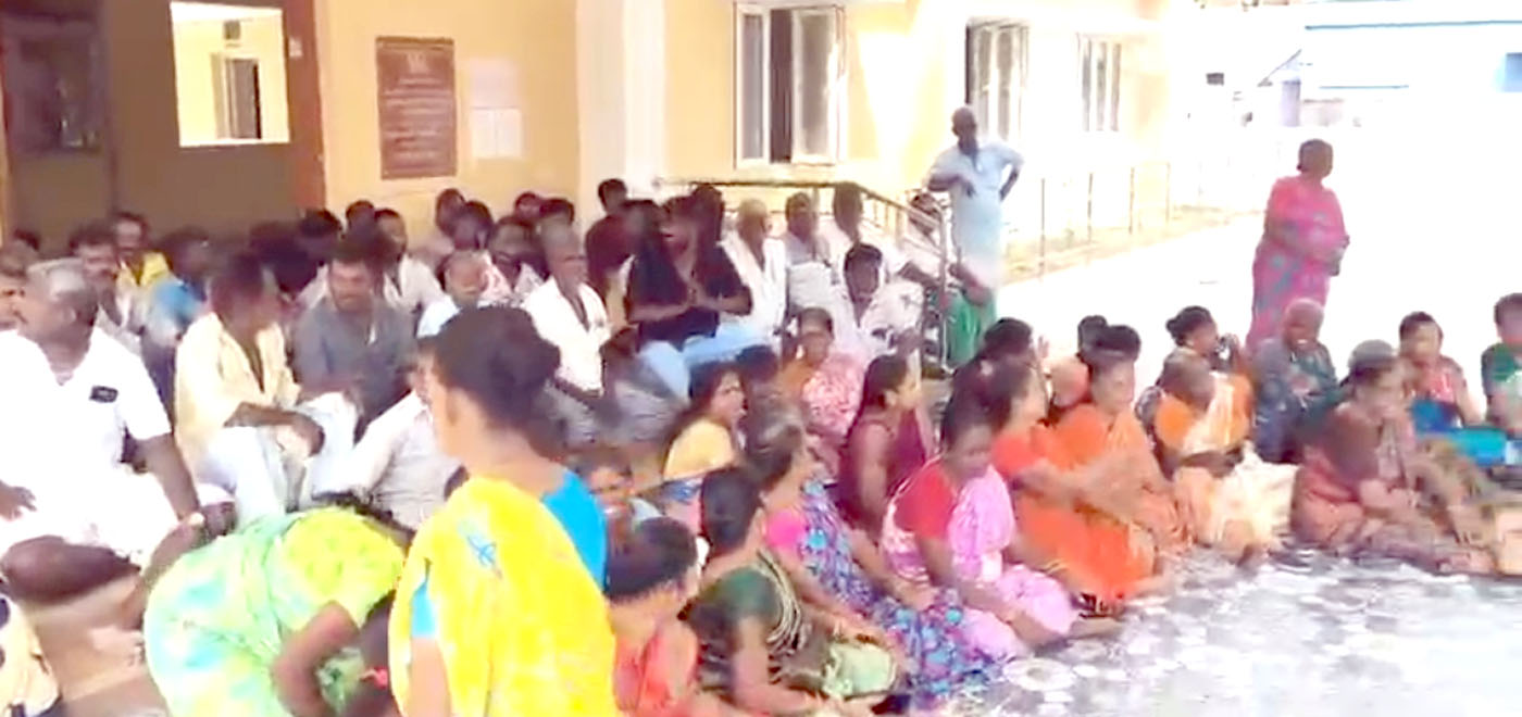 பிளாஸ்டிக் கழிவு சுத்திகரிப்பு ஆலைக்கு எதிர்ப்பு திருவில்லிபுத்தூர் ஊராட்சி ஒன்றிய அலுவலகம் முற்றுகை