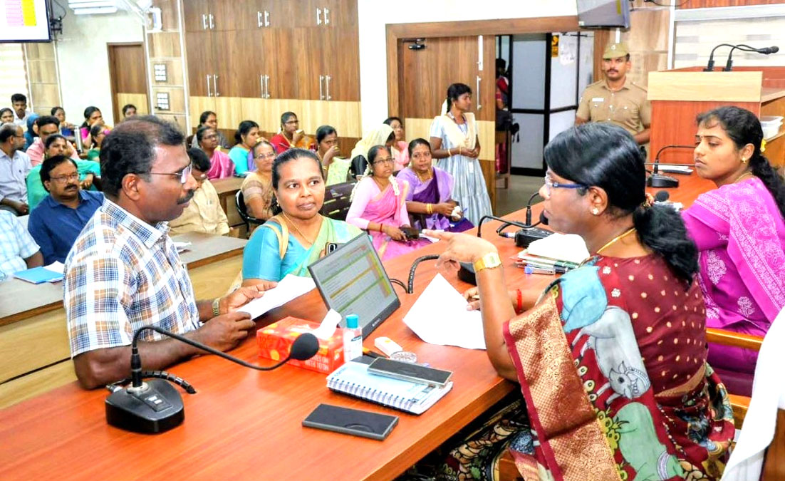 மக்கள் குறைதீர் கூட்டம் : பெறப்பட்ட 340 மனுக்கள் மீது உடனடி நடவடிக்கை எடுக்க ஆட்சியர் உத்தரவு