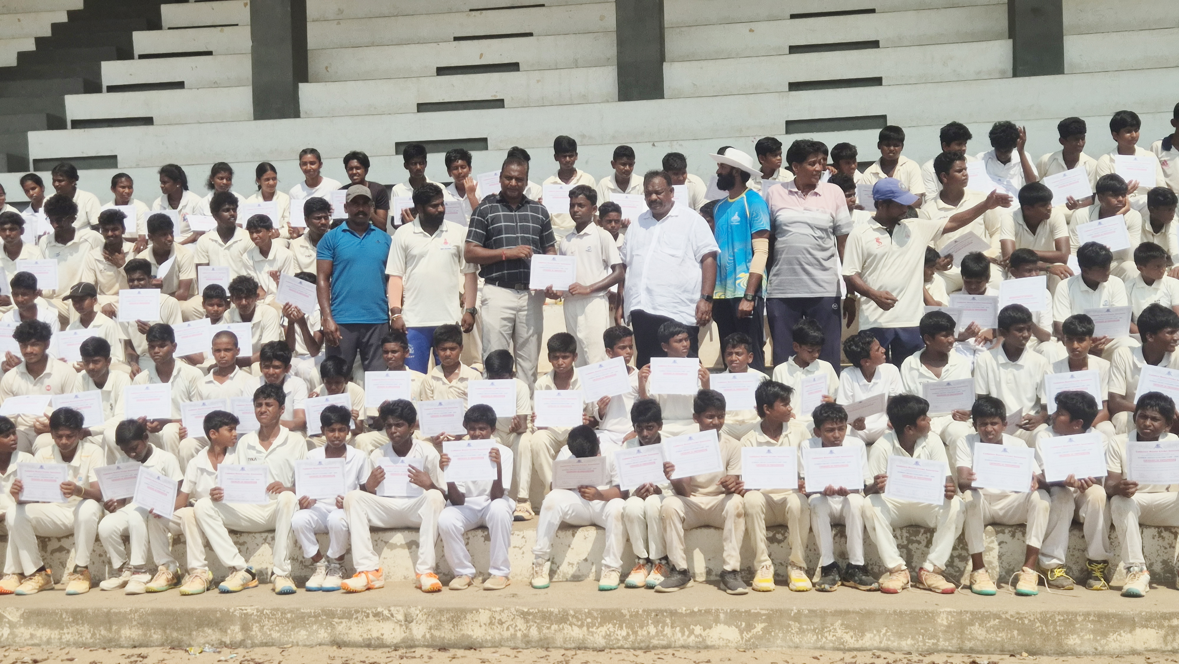 கோடைகால கிரிக்கெட் பயிற்சி 180 மாணவர்களுக்கு சான்றிதழ்